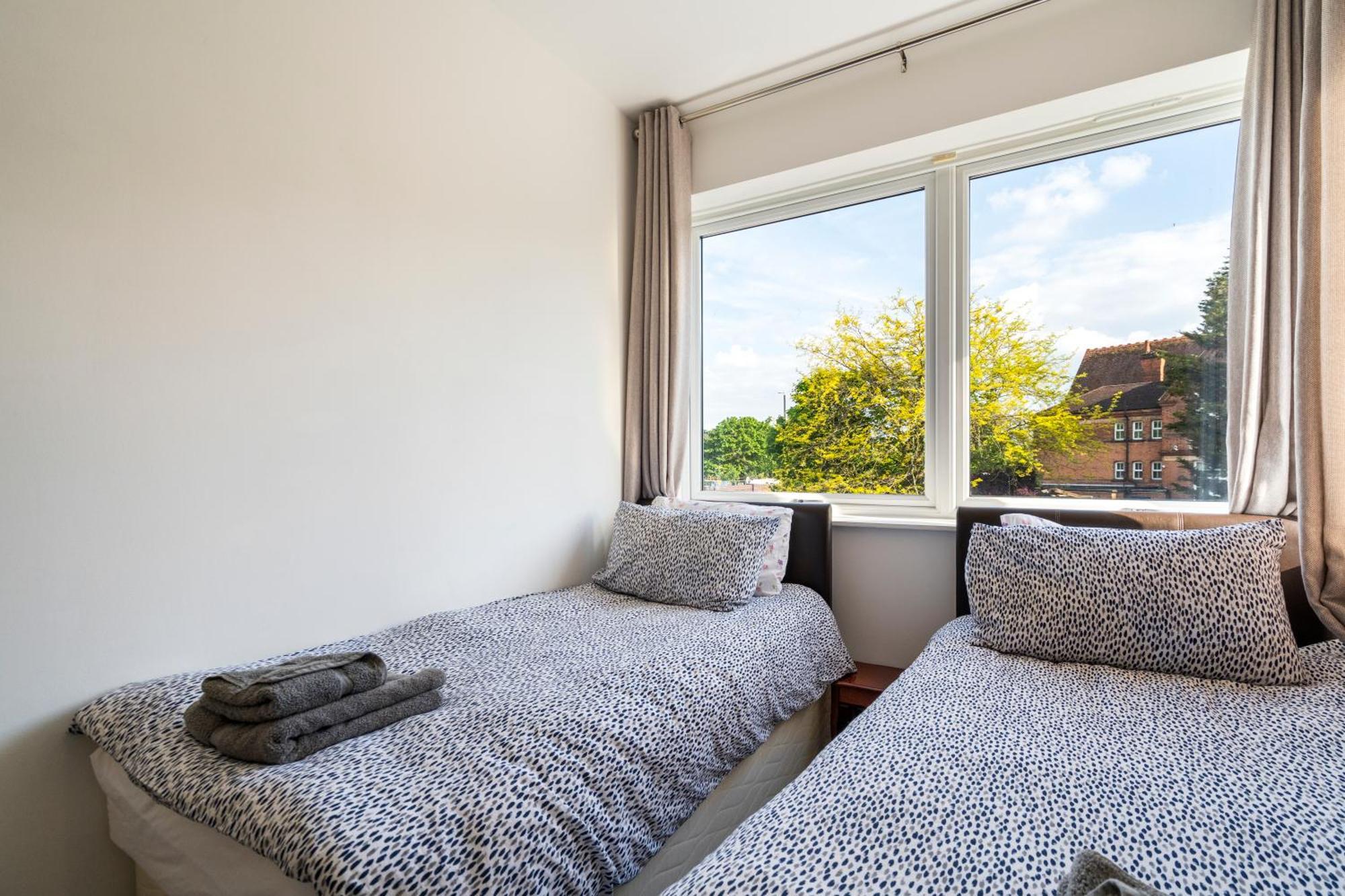 Modern 2 Bedroom Apartment In Mitcham, London Екстер'єр фото