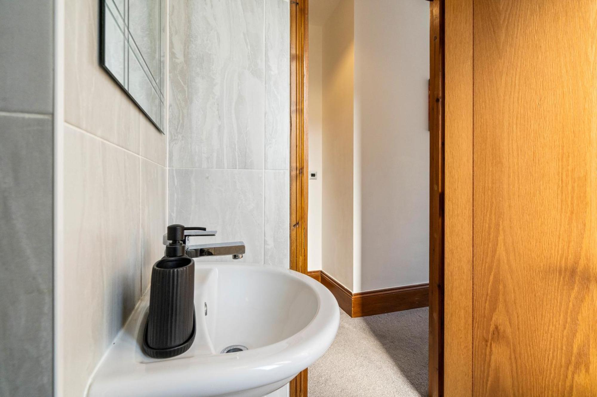 Modern 2 Bedroom Apartment In Mitcham, London Екстер'єр фото