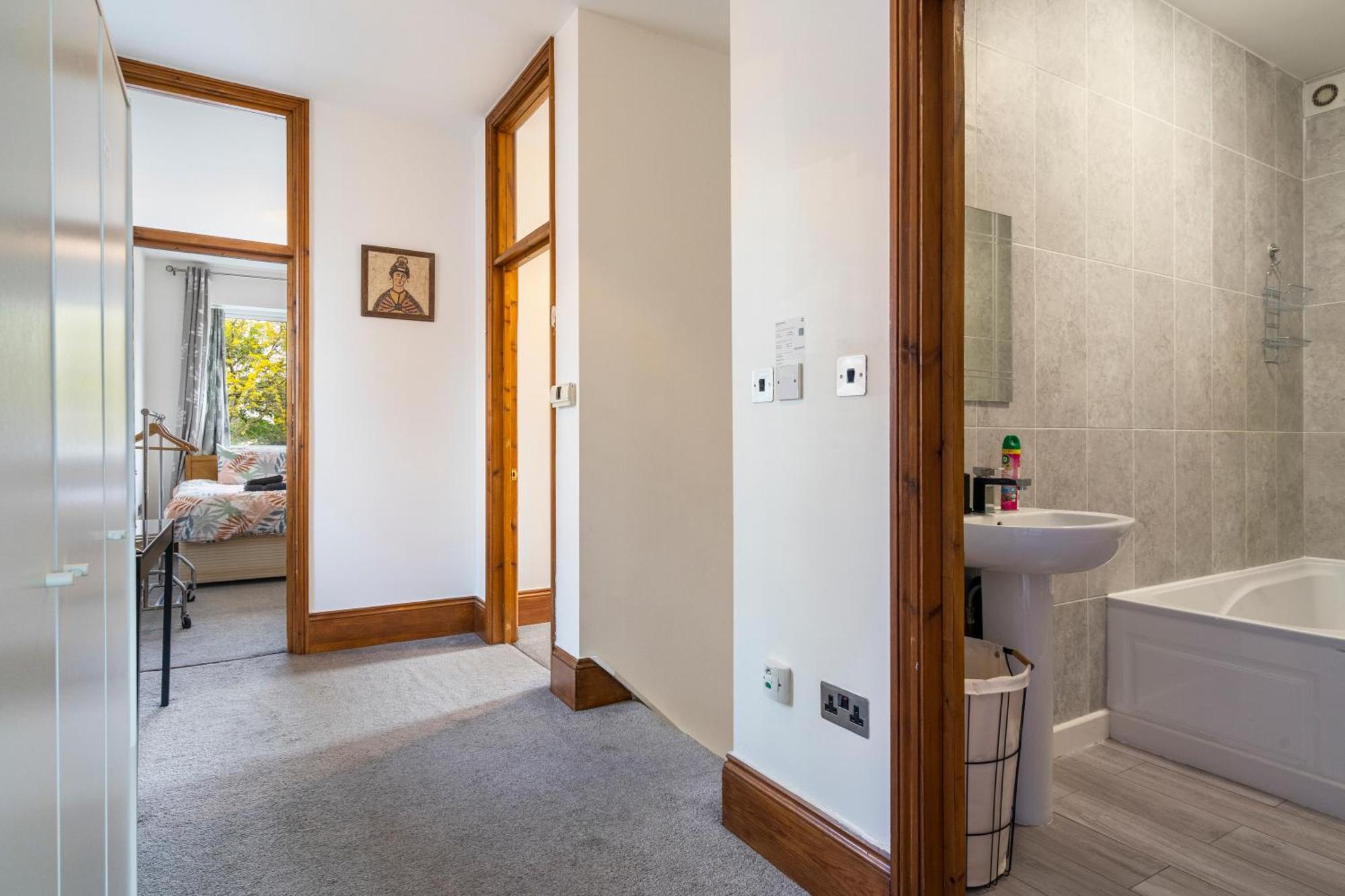 Modern 2 Bedroom Apartment In Mitcham, London Екстер'єр фото